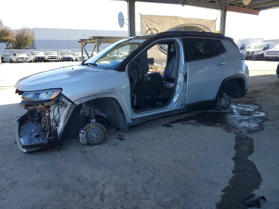 JEEP COMPASS 2025 — VANDALISM