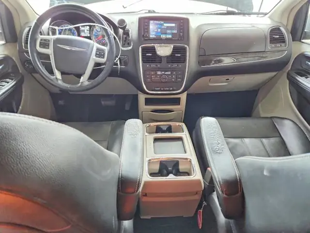 CHRYSLER TOWN & COUNTRY 2015 photo 8