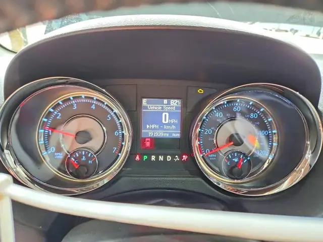 CHRYSLER TOWN & COUNTRY 2015 photo 9
