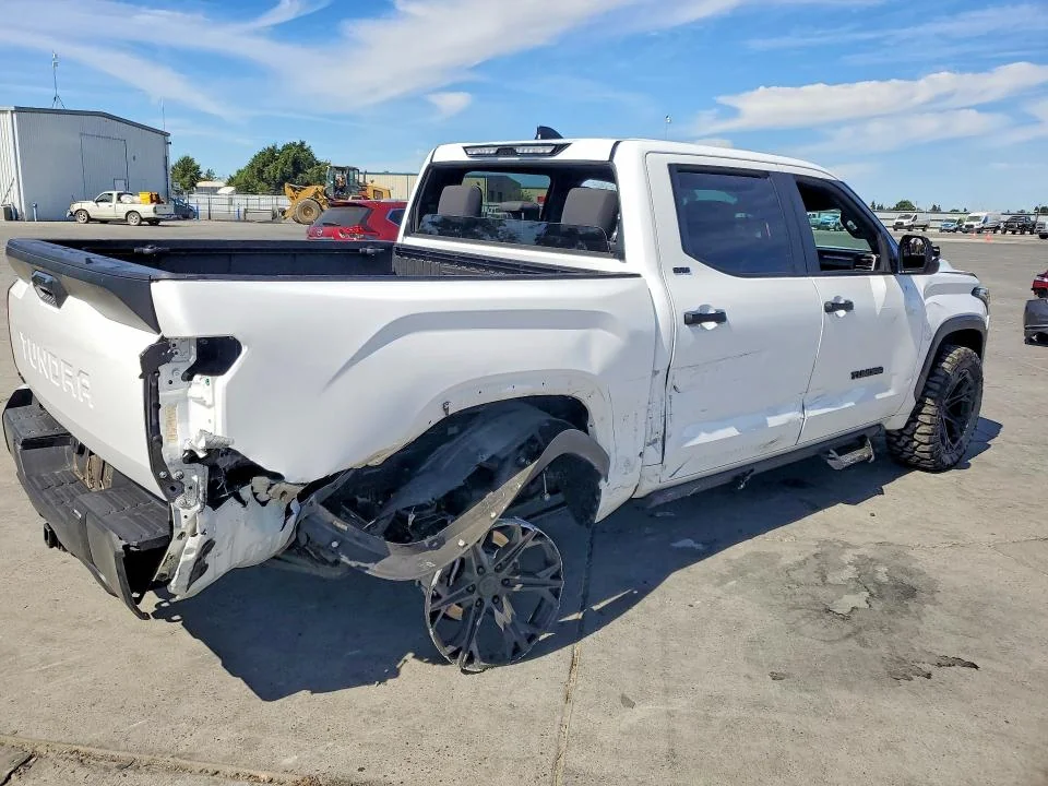 TOYOTA TUNDRA 2026 photo 3