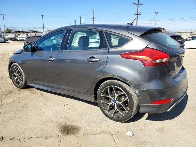FORD FOCUS 2016 photo 2