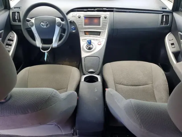 TOYOTA PRIUS 2015 photo 8